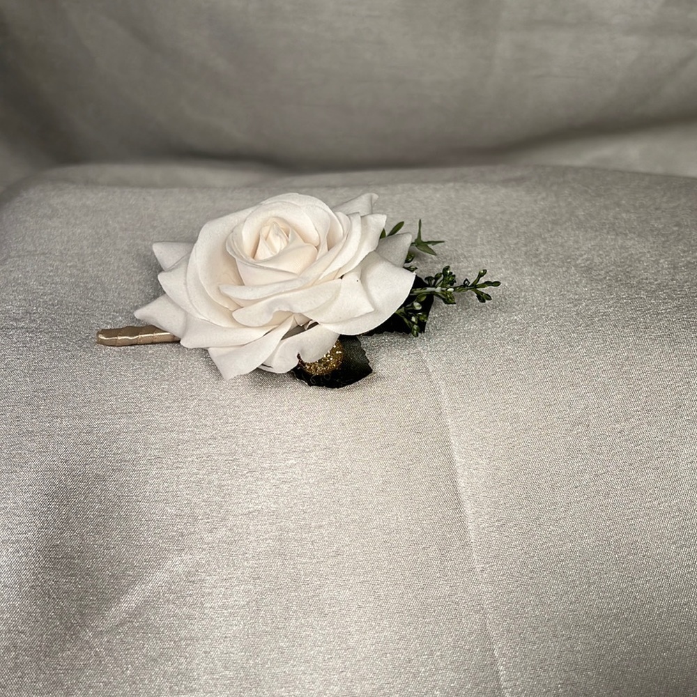 New Ivory Silk Rose Boutonniere with Pin - NEW - Picture 3 of 5